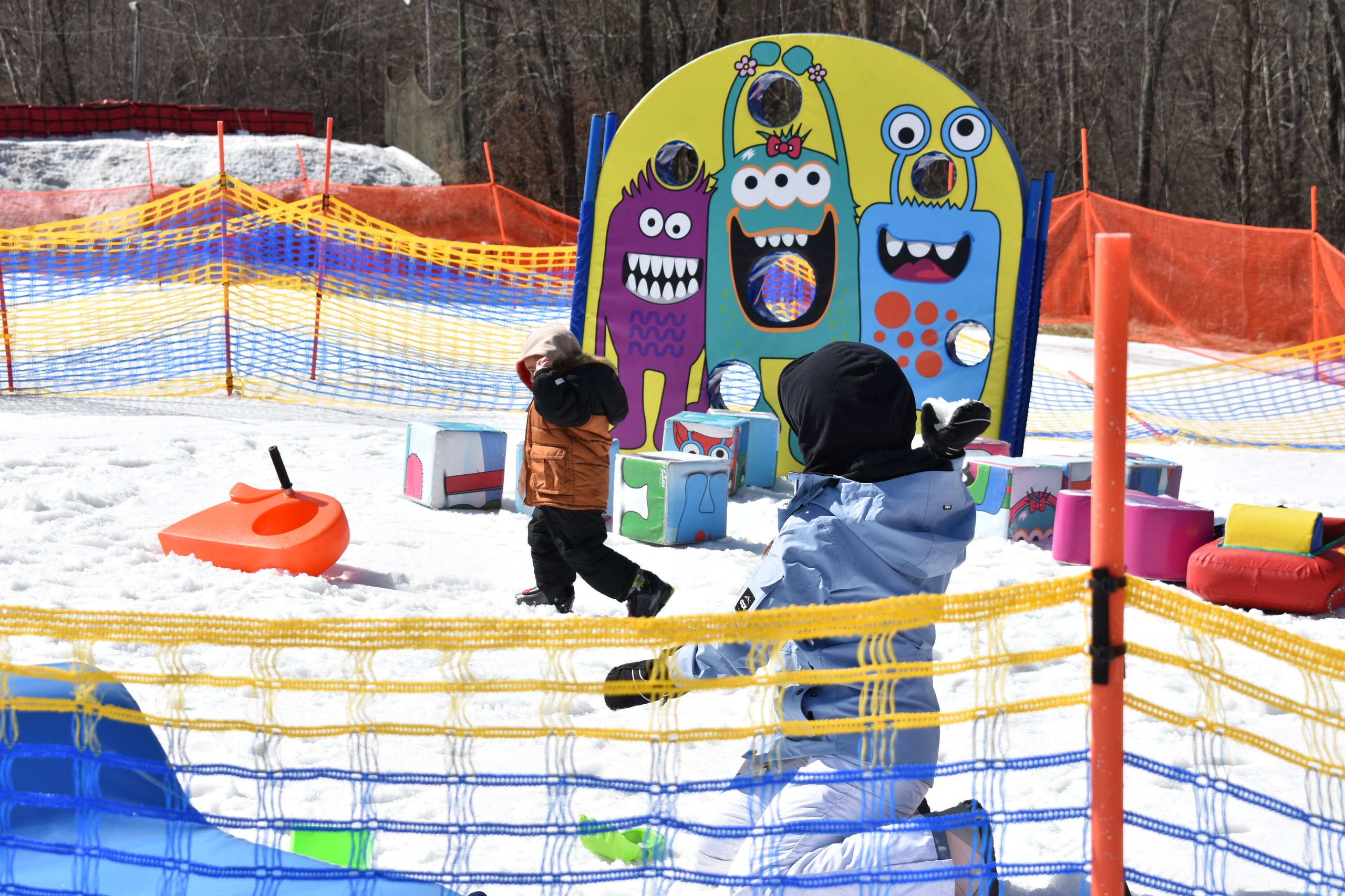 DSC_0010 Kids throwing snowballs at the mini monster play area