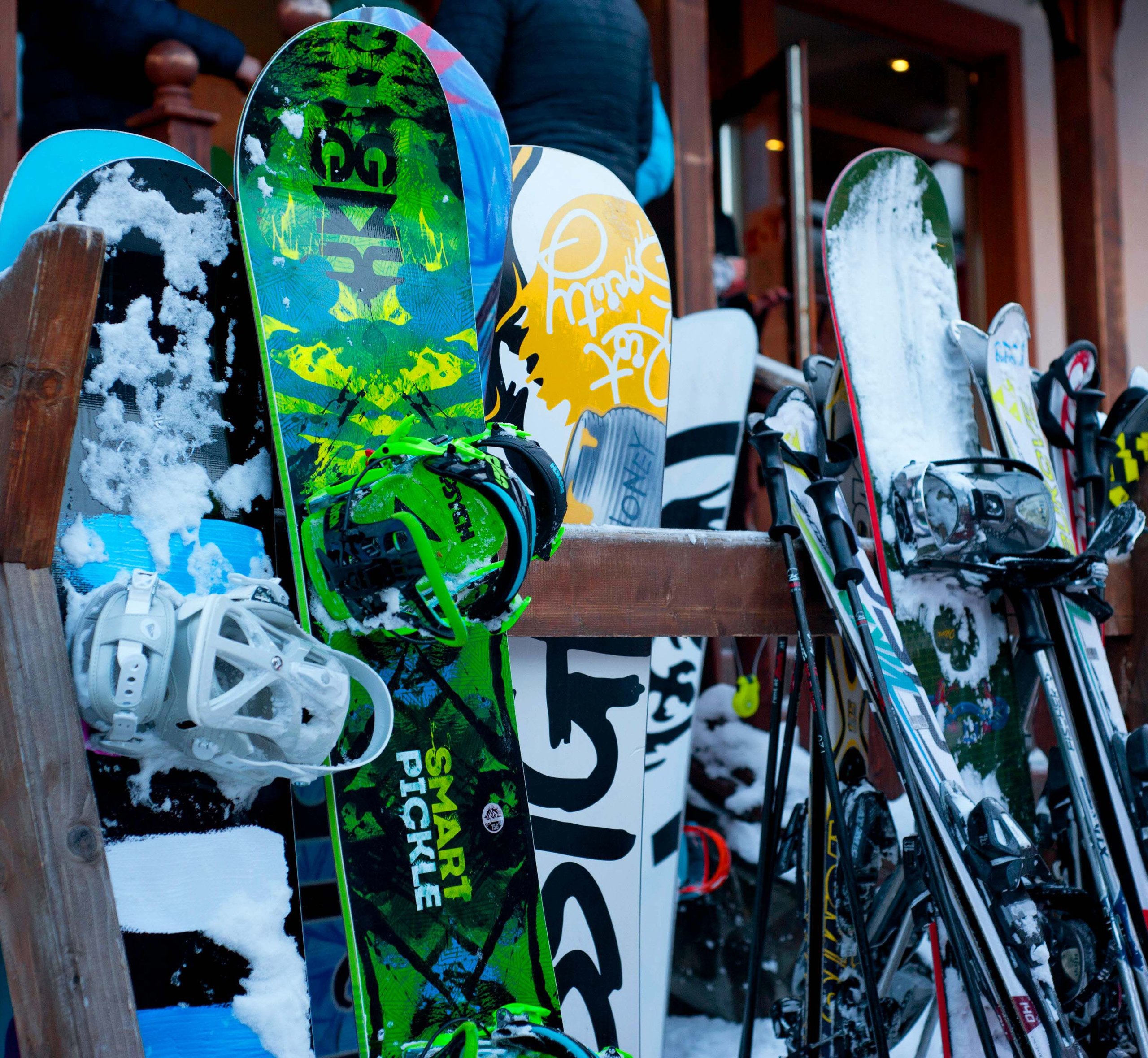 pexels-freestockpro-376697 picture of snowboards and skis